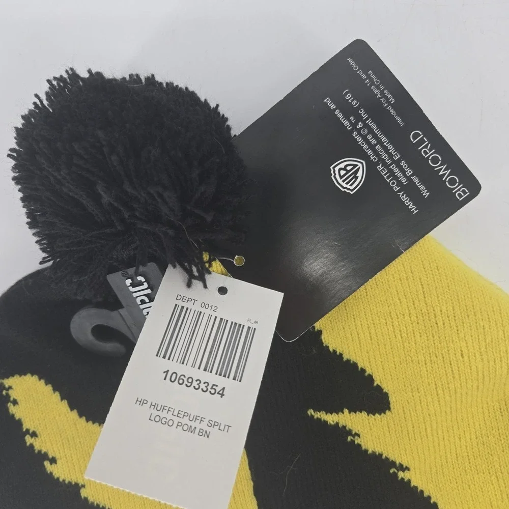 Harry Potter Hufflepuff Pom Beanie Hot Topic Bioworld NWT Black Yellow Knit Hat